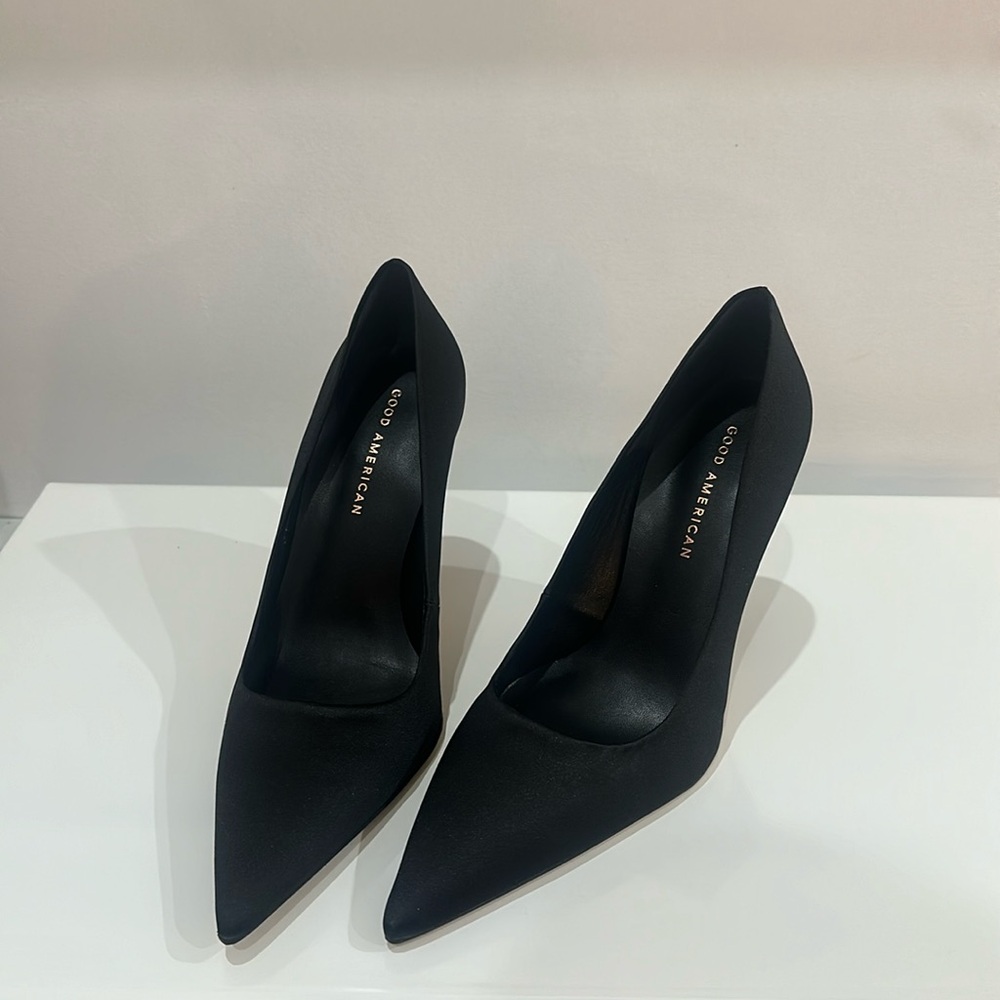 Good American Black Satin Pointed Toe Pumps size 6.5/7 NWOTS